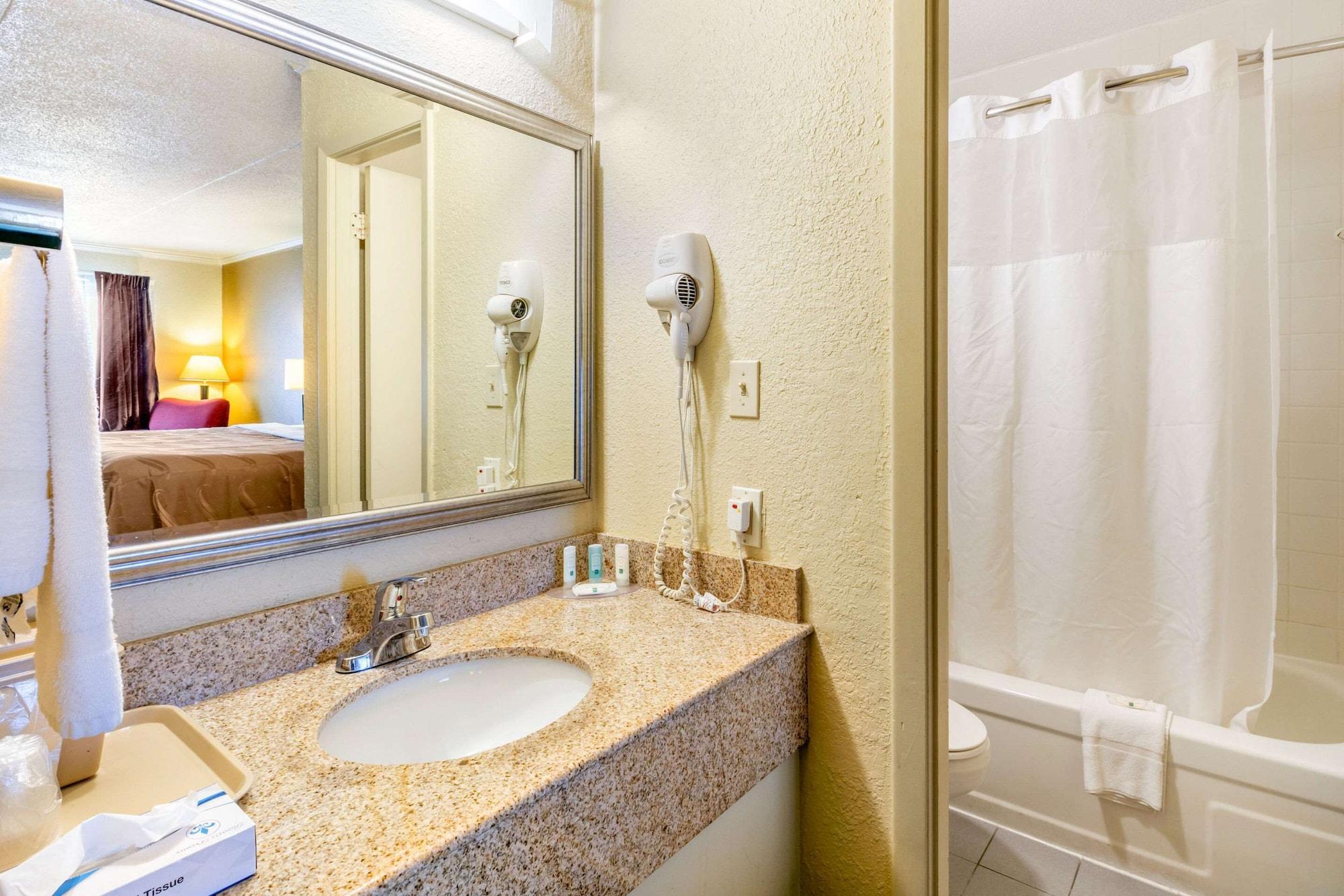Quality Inn Manchester Bagian luar foto