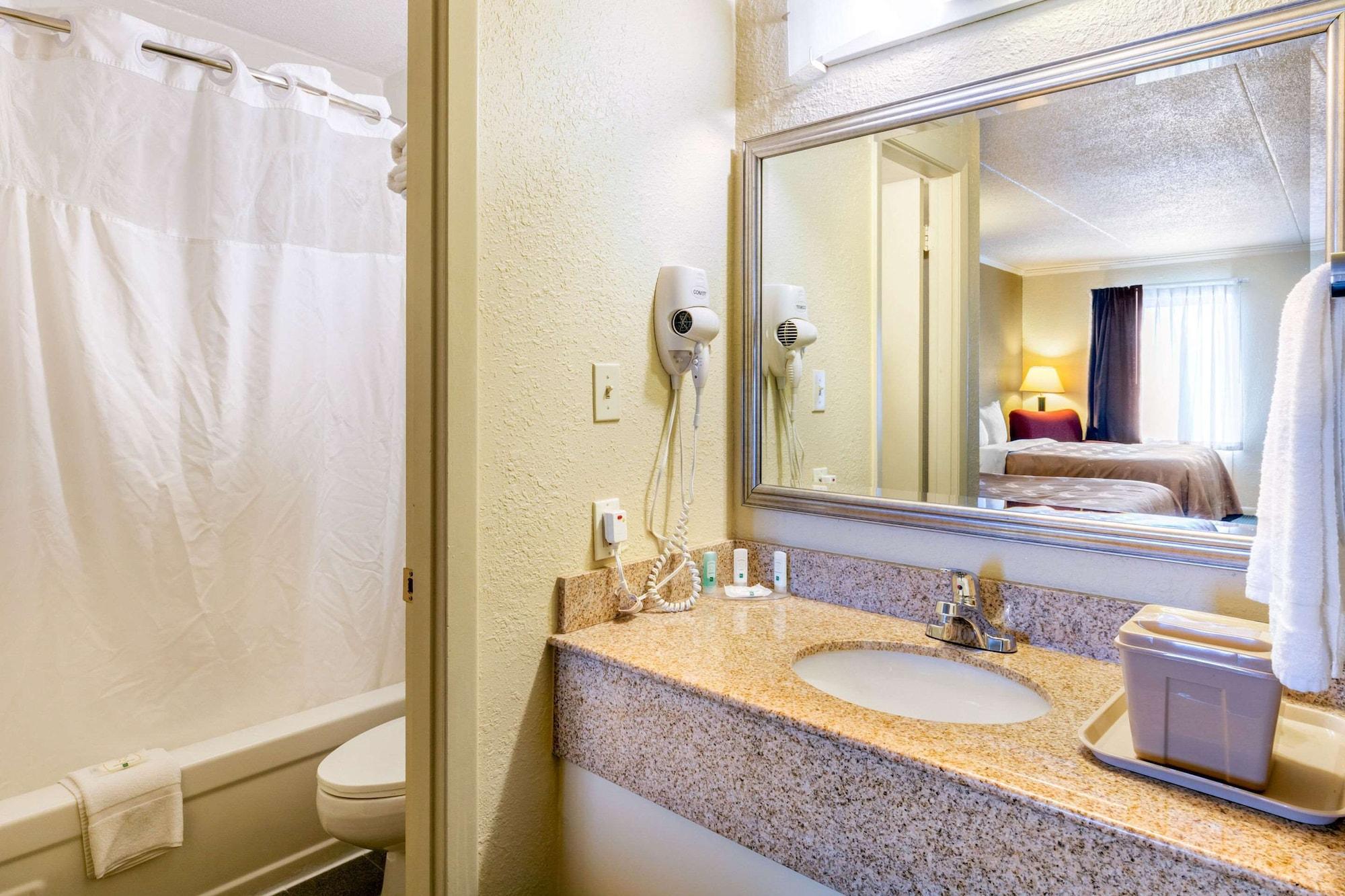 Quality Inn Manchester Bagian luar foto